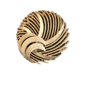 VTG Trifari Gold Tone Signed Round Ribbon Swirl Brooch Pin 2” Ornate